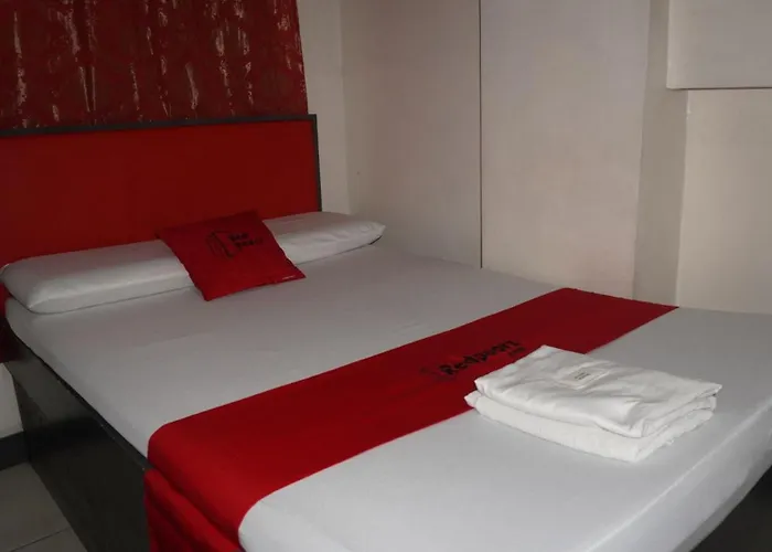 ホテル Reddoorz At Cosmo Hotel & Studio Suites